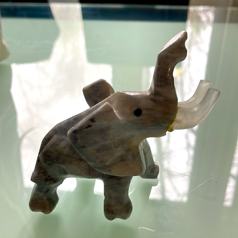 Marble elephant figurine see pictures for the size solid marble heavy for size